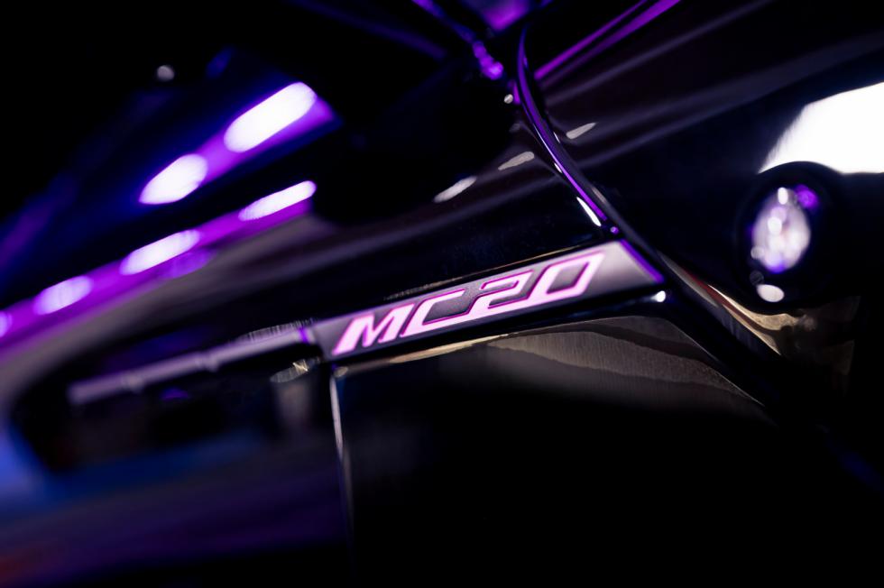 Σε μαύρο και ροζ χρώμα η Maserati MC20 του Ντέιβιντ Μπέκαμ