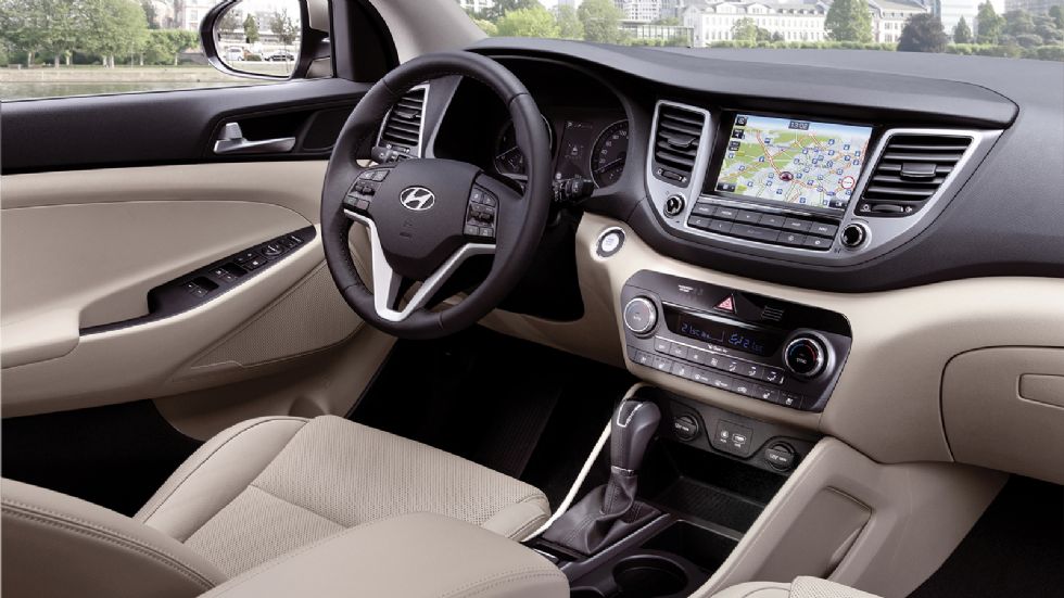 Για το εσωτερικό η Hyundai υπόσχεται αυξημένη ευρυχωρία και κυρίως αναβάθμιση της ποιότητας με σαφείς premium υπαινιγμούς. Ξεχωρίζει η μεγάλη οθόνη αφής του συστήματος infotainment.