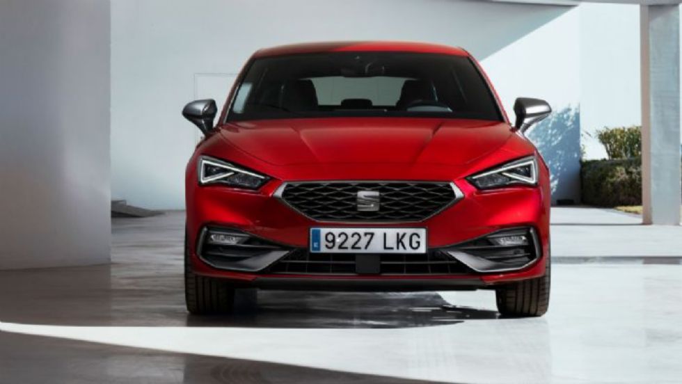 To SEAT Leon e-Hybrid έχει ηλεκτρική αυτονομία έως 64 χιλιόμετρα και κατανάλωση βενζίνης από 1,1 λτ./100 χλμ. σύμφωνα με την ισπανική φίρμα.
