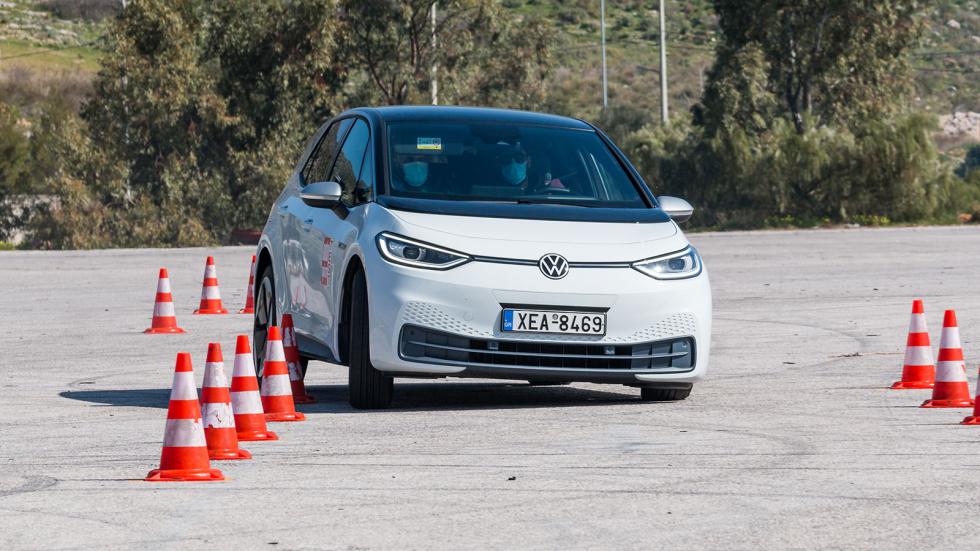 Στην πολύ καλή συμπεριφορά του VW ID.3 συνέβαλε και το πολύ καλό ελαστικό Goodyear EfficientGrip Performance σε διάσταση 215/45 R20.	