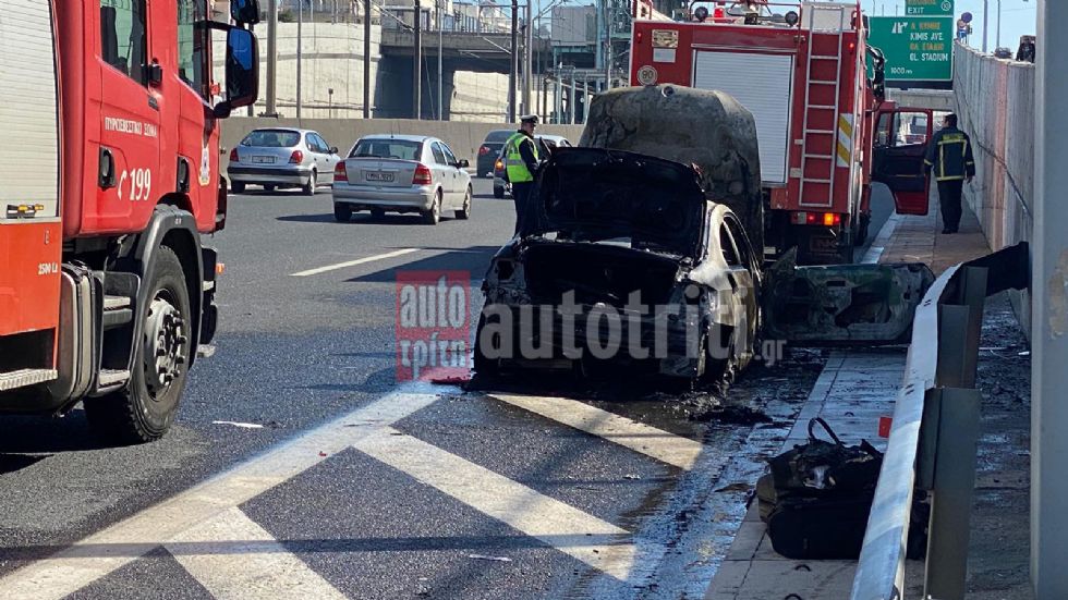 BMW τυλίχθηκε στις φλόγες στην Αττική Οδό (+video)