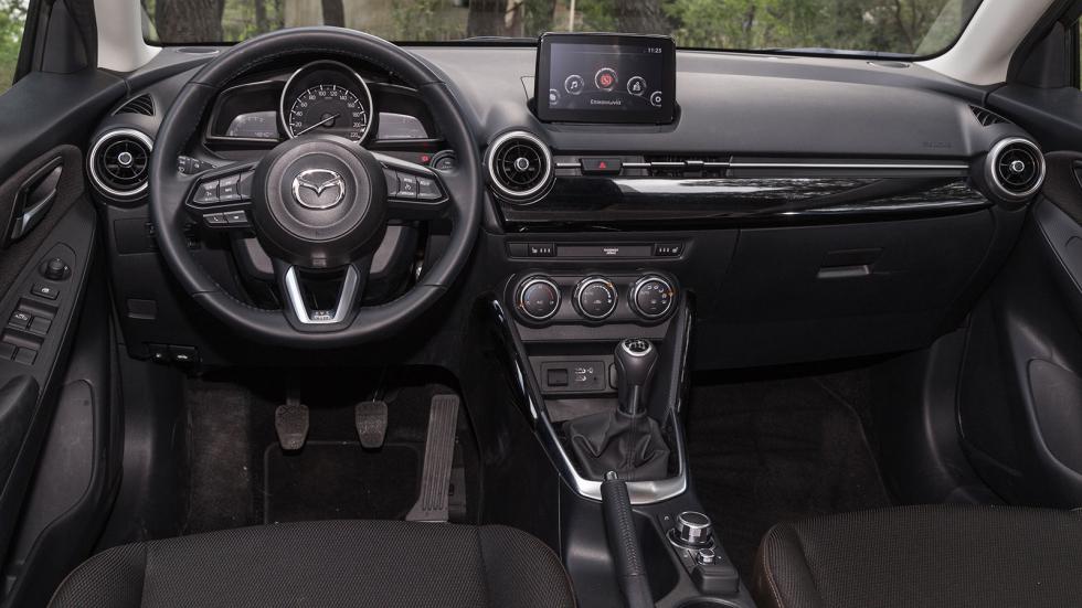 Το εσωτερικό του Mazda 2 διαθέτει minimal σχεδίαση με πολύ υψηλή απτή ποιότητα υλικών.	
