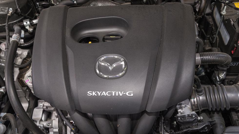 Το Mazda2 εφοδιάζεται με τον 1,5 λίτρων Skyactiv-G κίνητρα συνδυασμένο με ήπια υβριδικό σύστημα 24 βολτ και εξατάχυτο χειροκίνητο κιβώτιο, προσφέροντας 90 ίππους και 148 Nm ροπής. Οι ρεπρίζ είναι μέτρ
