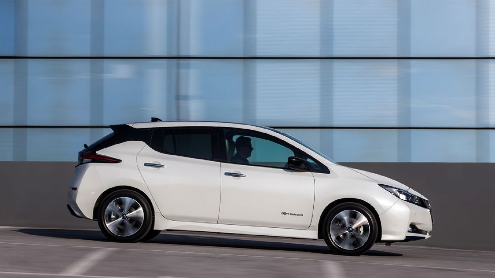 Το Nissan LEAF αποδίδει 150 άλογα με 320 Nm ροπής, η οποία έρχεται ουσιαστικά από το μηδέν, με το ιαπωνικό μοντέλο να επιταχύνει άμεσα και… καθηλωτικά.