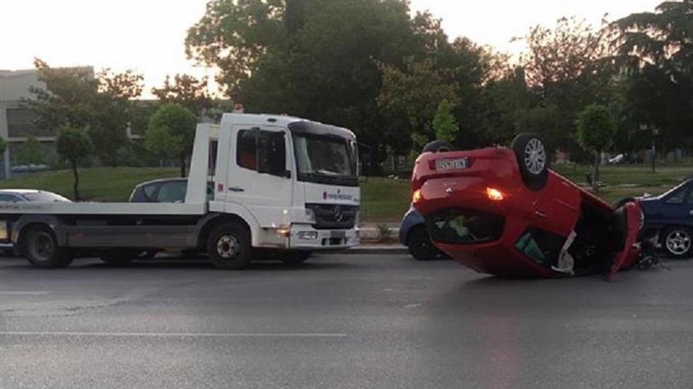 Θεσσαλονίκη: ΙΧ έπεσε πάνω σε σταθμευμένο και έφερε τούμπα