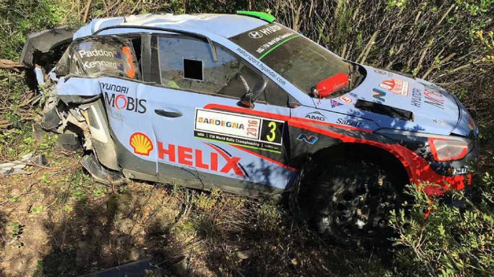 25 μέτρα κάτω από το δρόμο κατέληξε το Hyundai i20 του Hayden Paddon.