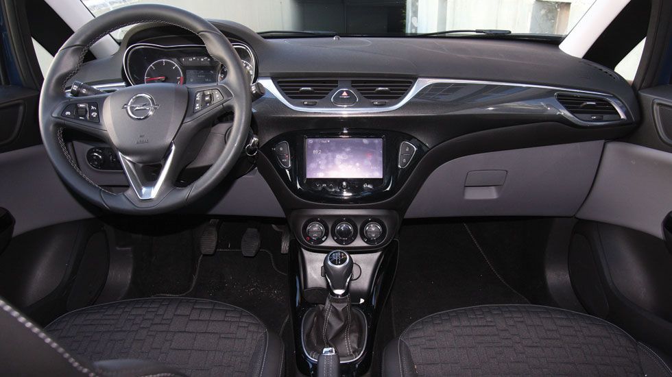 Το εσωτερικό του Opel Corsa είναι μοντέρνο και ποιοτικό. Η οθόνη αφής δίνει ένα τεχνολογικό plus.