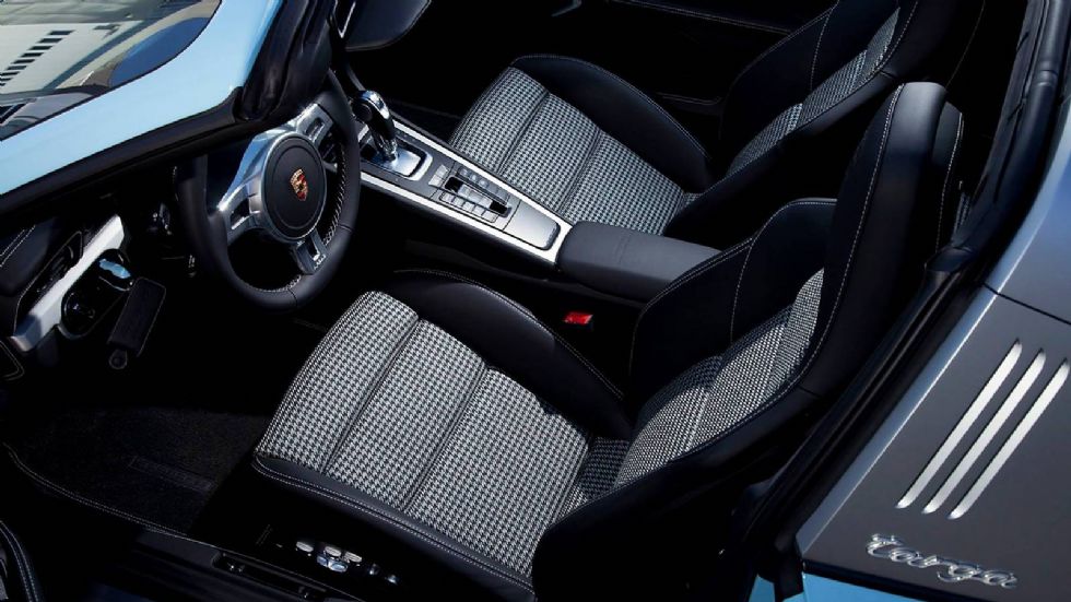 Τα δερμάτινα σπορ καθίσματα (Adaptive Sports seats) έχουν στο κέντρο τους ένα υφασμάτινο μοτίβο που παραπέμπει στα μοντέλα της δεκαετίας του 1960.