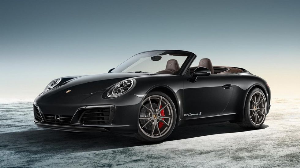 Η 911 Carrera S Cabriolet της Porsche Exclusive είναι μαύρη (Jet Black Metallic) και φέρει γκρι πολυάκτινες ζάντες αλουμινίου 20 ιντσών, τις οποίες κοσμούν οι κόκκινες δαγκάνες των φρένων.