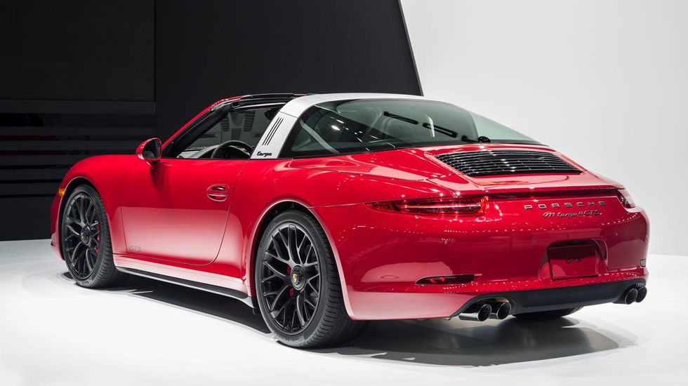 Η νέα Porsche 911 Targa 4 GTS κάνει το 0-100 χλμ./ώρα σε 4,3 δλ., ενώ η τελική της ταχύτητα υπερβαίνει τα 300 χλμ./ώρα.