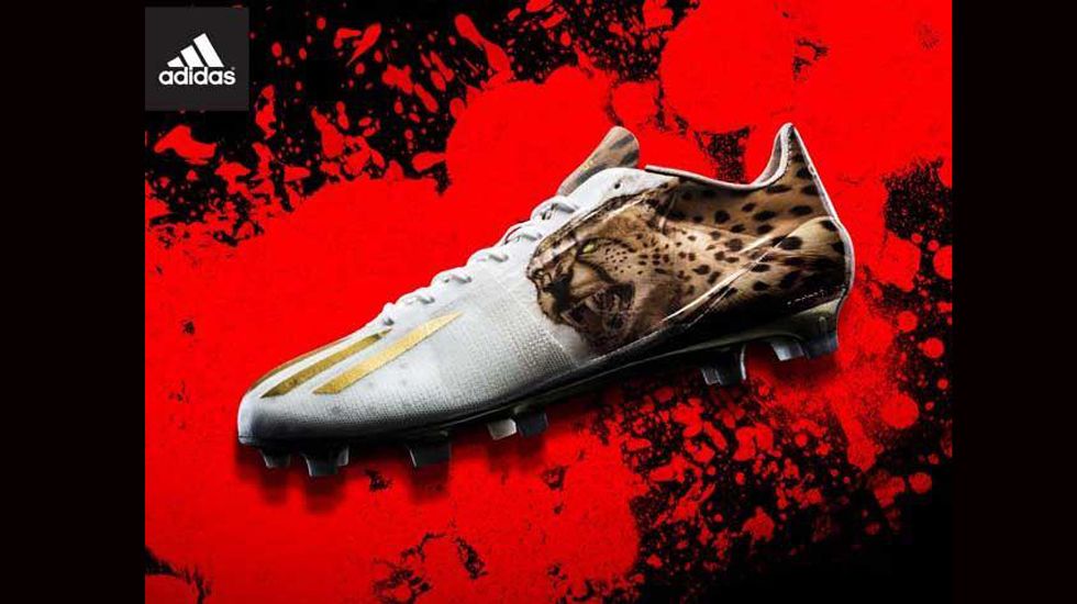 Αποτελεί μια προωθητική κίνηση για τα καινούργια παπούτσια της φίρμας για το εν λόγω άθλημα, τα UNCAGED adizero 5-Star 40 Football Cleats.