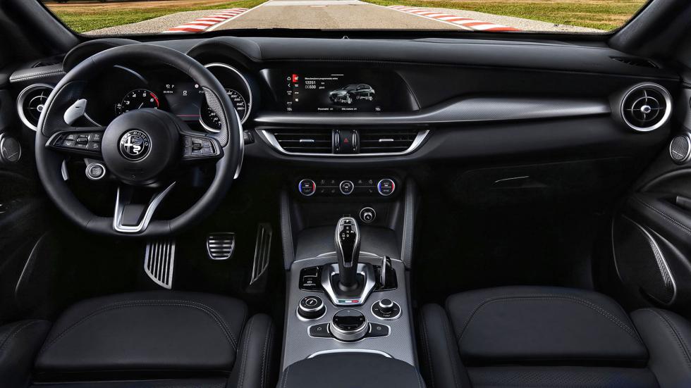Η Alfa Romeo Giulia εκφράζει 
τον σπορ και πολυτελή της χαρακτήρα και μέσω της σχεδίασης του εσωτερικού της. 
