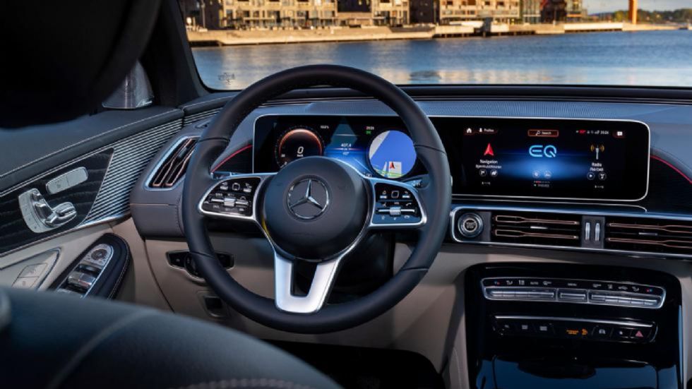 Premium αίσθηση, ευρυχωρία και high-tech ύφος χαρακτηρίζει επίσης την καμπίνα της EQC στην οποία το σύστημα infotainment Mercedes-Benz User Experience με τις δύο οθόνες βρίσκεται ξανά σε κεντρικό πλάν