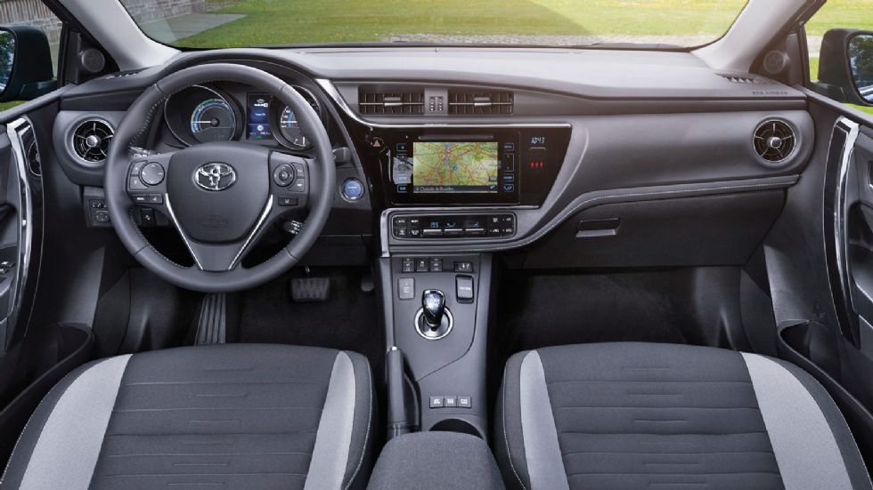 Η αναβάθμιση του εσωτερικού στο ανανεωμένο Toyota Auris τόνισε τόσο την εικόνα, όσο και περαιτέρω την ποιότητα.