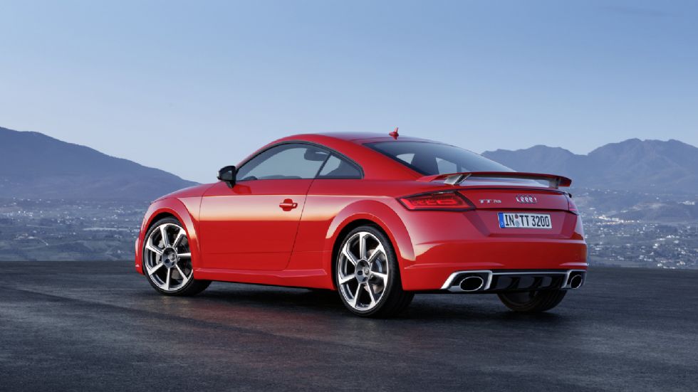 Δεν έχει περάσει μεγάλο διάστημα από το λανσάρισμα του νέου Audi TTS και στο προσκήνιο έρχεται και ο μεγαλύτερος, σε ιπποδύναμη, «αδελφός» του, Audi TT RS.