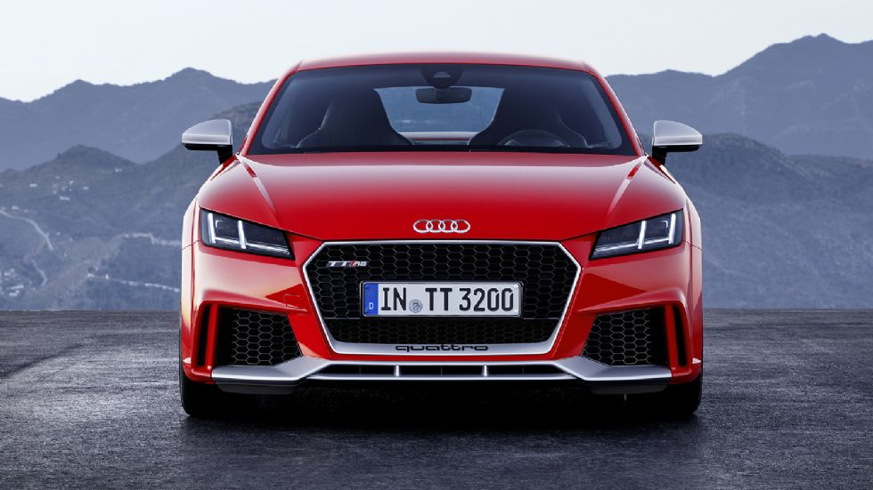 Δείτε και παρατηρήστε τις σχεδιαστικές γραμμές για το νέο Audi TT RS.
