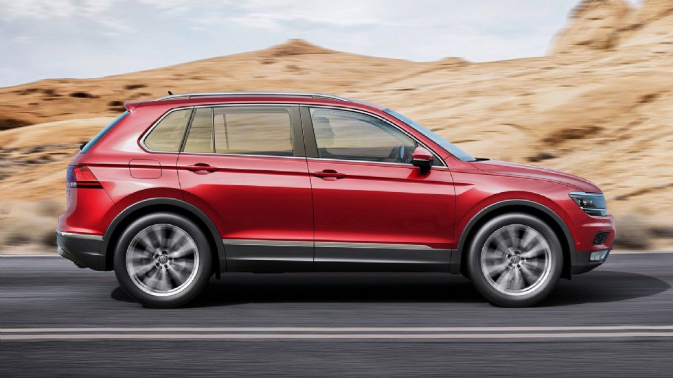 Όλες οι εκδόσεις του Tiguan διαθέτουν ζάντες αλουμινίου 17 ή 18 ιντσών, πίσω φώτα LED και διακοσμητικά χρωμίου.