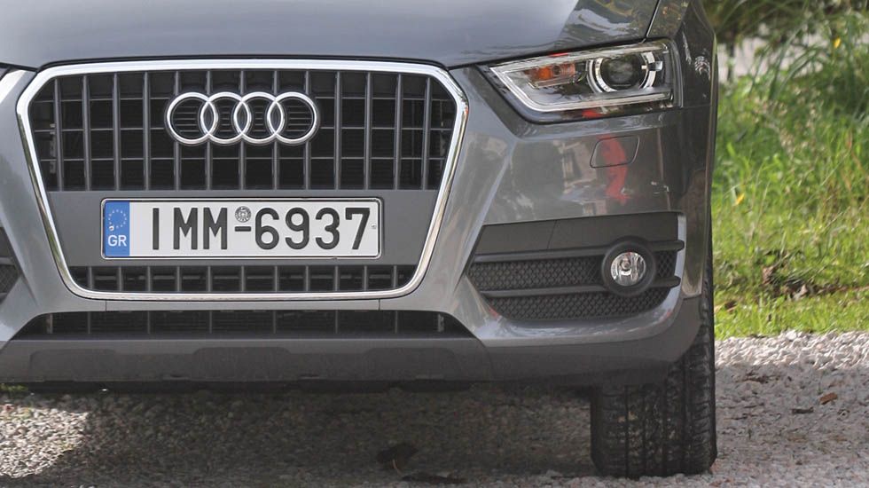 Οι έντονες ακμές, με τα χαρακτηριστικά εμπρόσθια φωτιστικά σώματα, προσδίδουν τον απαιτούμενο δυναμισμό στο Q3, σε συνδυασμό με την πολυτέλεια της Audi.