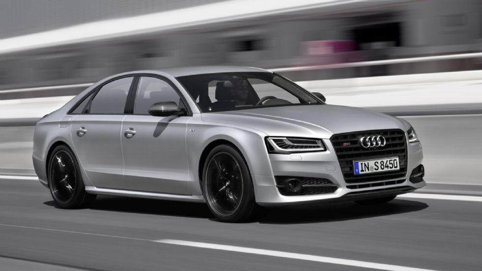 Μαύρη μάσκα και φώτα Matrix LED εμπρός για το Audi S8 Plus.