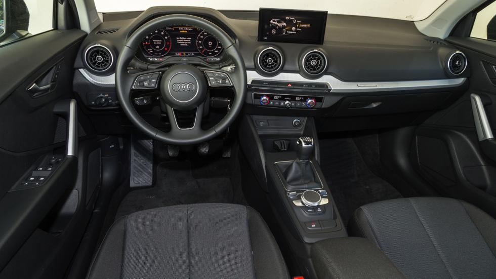 Στιβαρή κατασκευή, καλά υλικά, πλούσιος εξοπλισμός και ψηφιακός πίνακας οργάνων (+583 ευρώ), αλλά το εσωτερικό του Audi Q2 δείχνει τα χρονάκια του σε σχέση με τον ανταγωνισμό: Λιτό design,  μέτρια γρα