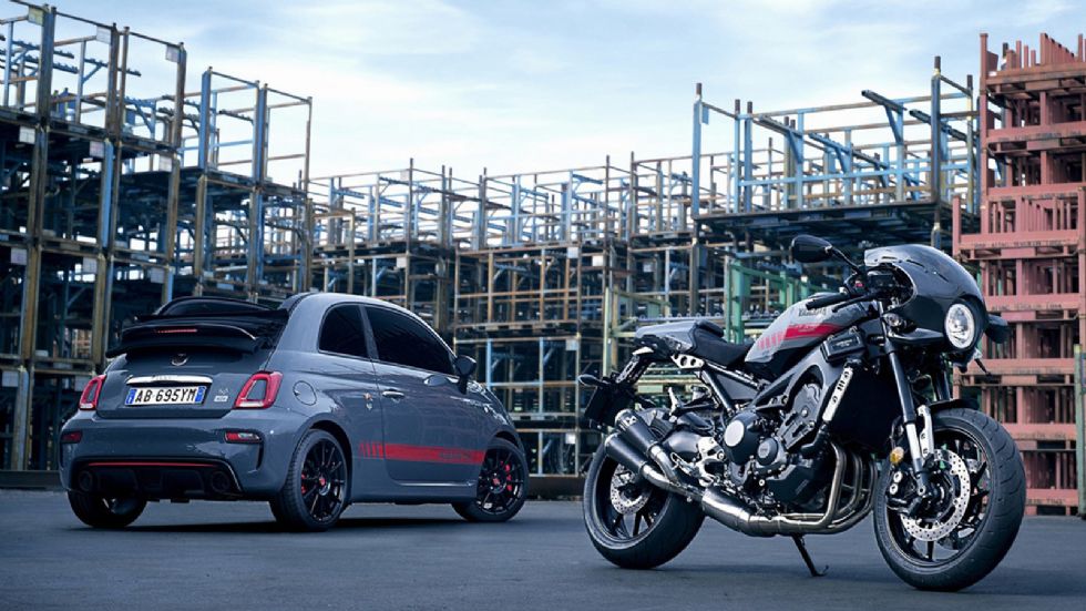 Η XSR900 έχει φτιαχτεί σε συνεργασία της Yamaha με την Abarth και έτσι, το πρωτότυπο Abarth «500ράκι» ξεχωρίζει αρχικά με το ίδιο γκρι αμάξωμά του με τις κόκκινες λεπτομέρειες, αλλά και με το λογότυπο