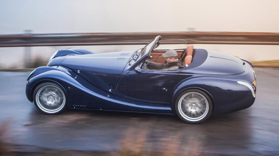 Το νέο Morgan Aero 8 που παρουσιάστηκε στην Έκθεση της Γενεύης είναι το πολυτελές cabrio της εταιρείας με ρετρό στοιχεία στιλ και με μαλακή οροφή ή κατά παραγγελία hardtop.