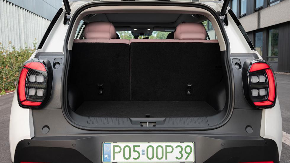 Το Aion UT προσφέρει 440 λίτρα χώρο αποσκευών, αρκετά μεγαλύτερο από τους άμεσους ανταγωνιστές του.
