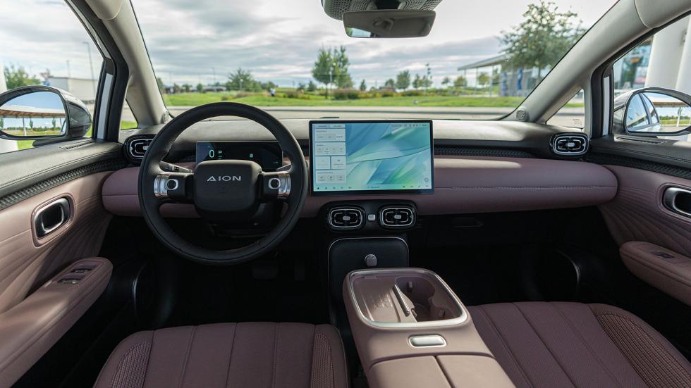 Το UT έχει αρκετά μίνιμαλ διάκοσμο με διάκτινο τιμόνι, δύο οθόνες 9 και 14,7 ιντσών για πίνακα οργάνων και οθόνη αφής και καθόλου φυσικούς διακόπτες.