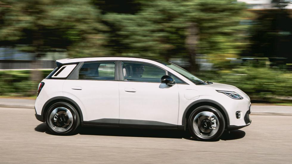 Κάτω από το κάλυμμα του δαπέδου του Aion UT που οδηγήσαμε κρύβεται μια μπαταρία χωρητικότητας 44,2 kWh που προσφέρει 420 χλμ. αυτονομίας στον κινεζικό κύκλο. 