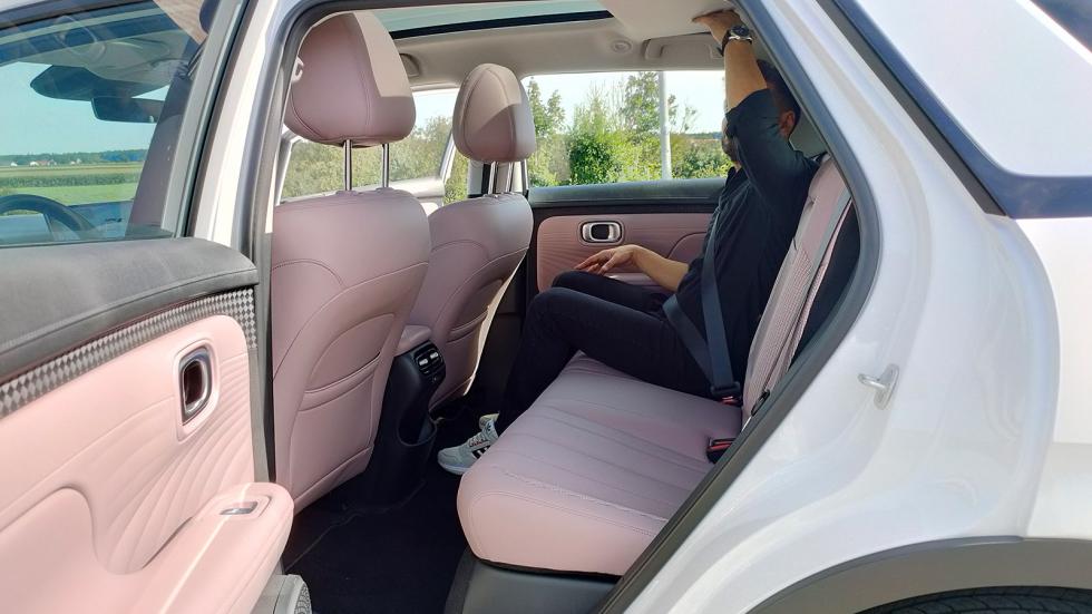 H ευρυχωρία του UT είναι αντιληπτή και με γυμνό μάτι, ενώ επιπλέον οι πίσω επιβάτες έχουν έξτρα χώρο λόγω του επίπεδου πατώματος (δεν υπάρχει τούνελ μετάδοσης). 