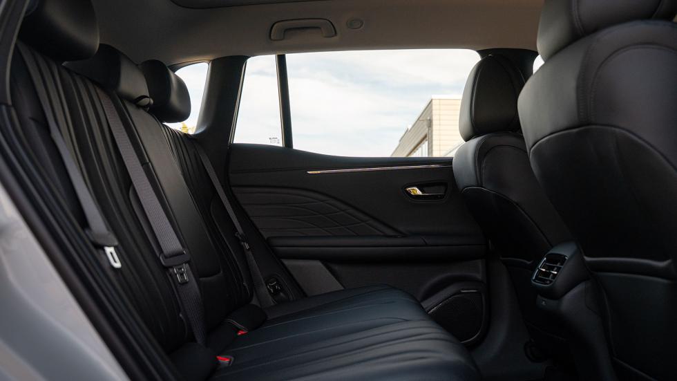 Η ευρυχωρία της καμπίνας είναι πασιφανής ως προς όλες τις διαστάσεις, με τα πίσω καθίσματα έχουν δυνατότητα ανάκλισης έως και 137 μοίρες.