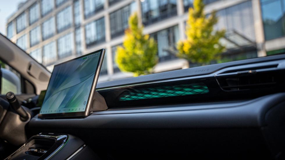 Στάνταρ στο βασικό εξοπλισμό του V θα συναντήσουμε έξυπνες λειτουργίες φωνητικού ελέγχου και στοιχεία άνεσης, όπως ατμοσφαιρικό φωτισμό, θερμαινόμενα/αεριζόμενα καθίσματα με μασάζ, και ηλιοροφή 2,14 τ