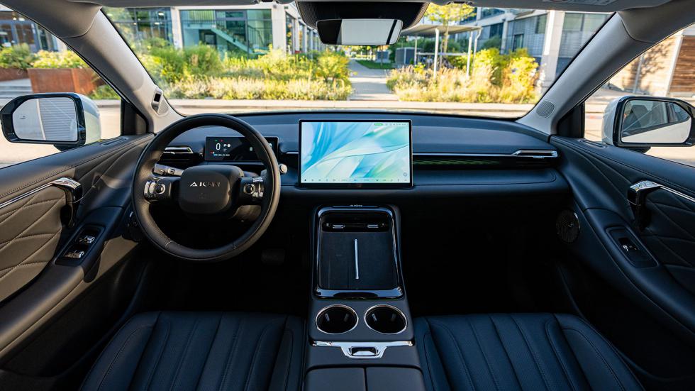 Στο εσωτερικό του V, σε κερδίζει η αίσθηση πολυτέλειας που βγάζει το SUV της AION. Όλες οι επιφάνειες καλύπτονται από μαλακό υλικό ακόμα και τα πάνελ των θυρών.