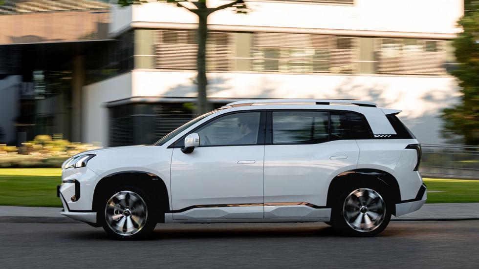 Στο γερμανικό αυτοκινητόδρομο το V δίνει την αίσθηση ότι κινείσαι με αρκετά χαμηλότερη ταχύτητα από αυτή του βλέπεις στην οθόνη του πίνακα οργάνων, λόγω της καλής ηχομόνωσης και της απουσίας ταλαντώσε