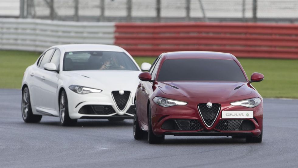 Για το λανσάρισμα της Alfa Romeo Giulia στην Αγγλία, η ιταλική εταιρεία σκέφτηκε κάτι εξαιρετικά πρωτότυπο. Προσπάθησε να κάνει ρεκόρ στο Silverstone με Giulia Quadrifoglio, με τη διαφορά ότι ο οδηγός