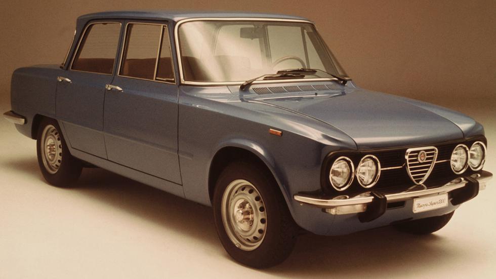 Η πρώτη Giulia λανσαρίστηκε το 1962 και έγινε το πρώτο αυτοκίνητο μαζικής παραγωγής με κιβώτιο 5 σχέσεων.