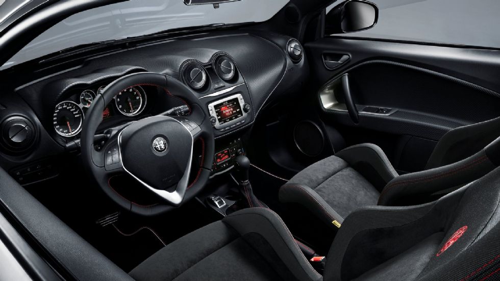 Για να ικανοποιήσει την ανάγκη των πελατών της για νέες τεχνολογίες, η Alfa Romeo εξοπλίζει την MiTo με το σύστημα infotainment UConnect, το οποίο διαθέτει οθόνη αφής 5 ιντσών.