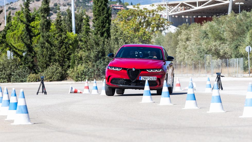 Ακόμα και στην αποτυχημένες της προσπάθειες, η Alfa Romeo Tonale εμφανίζει απόλυτα ομαλή και ελέγξιμη αντίδραση. 