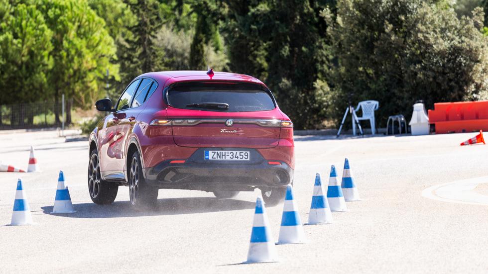 Η νέα Alfa Romeo Tonale συνδύασε την αποτελεσματικότητα και τις ασφαλείς αντιδράσεις σε μια οριακή κατάσταση χωρίς να βασίζεται στα ηλεκτρονικά, αλλά στη μηχανική αίσθηση και το στιβαρό της πάτημα.