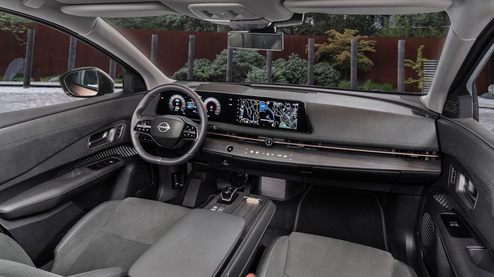 Το Nissan Ariya έχει μια μίνιμαλ φουτουριστική λογική στην καμπίνα, με μοντέρνο και πολύ hi-tech διάκοσμο.