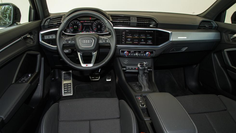 Το Audi Q3 ακολουθεί μια πιο συγκρατημένη σχεδίαση, με εξίσου καλή ποιότητα κατασκευής.