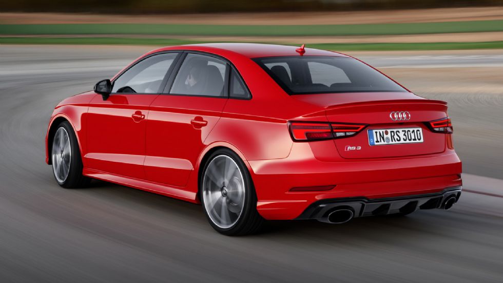 Το RS3 Sedan χρειάζεται μόλις 4,1 δλ. για το 0-100 χλμ./ώρα, ενώ η τελική ταχύτητα περιορίζεται στα 250 χλμ./ώρα. Εκτός αν θέλετε η Audi να την ανεβάσει στα 280 χλμ./ώρα. 