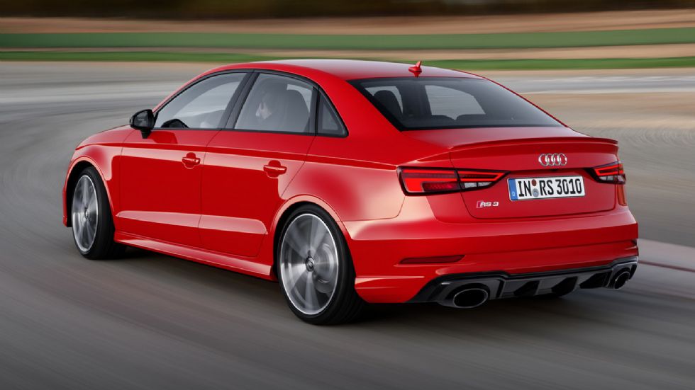 Το RS3 Sedan χρειάζεται μόλις 4,1 δλ. για το 0-100 χλμ./ώρα, ενώ η τελική ταχύτητα περιορίζεται στα 250 χλμ./ώρα. Εκτός αν θέλετε η Audi να την ανεβάσει στα 280 χλμ./ώρα. 