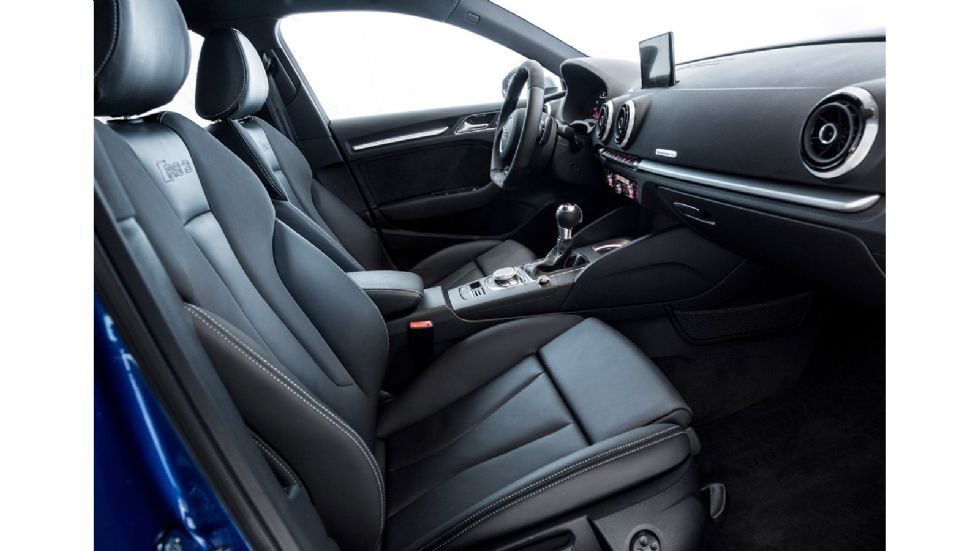 Στο εσωτερικό δεν περιμένουμε μεγάλες αλλαγές σε σχέση με το RS3 Sportback (φωτό), με τις πληροφορίες να θέλουν να εξοπλίζεται προαιρετικά με το νέο Virtual Cockpit της Audi.