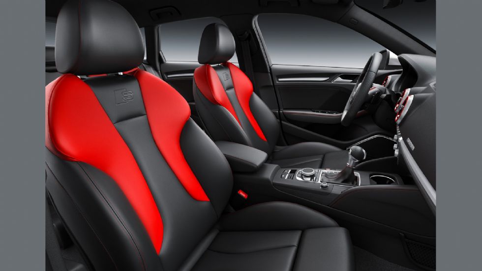 Οι κόκκινες πινελιές προσθέτουν πόντους δυναμισμού στο σαλόνι του Audi S3 Sportback.