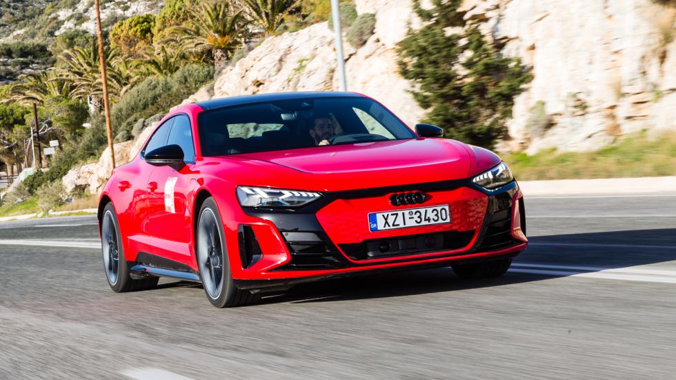 Μυώδες το Audi RS e-tron GT, με τους τονισμένους ώμους και τη σχεδιαστική «βαρβατίλα» που περιμένεις από ένα RS μοντέλο.