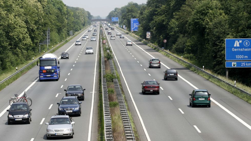 Tι τρέχει με τα διόδια: Πόσα πληρώνει ο Έλληνας & πόσα οι άλλοι;