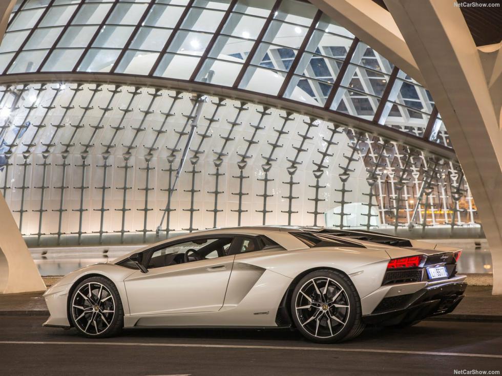 Με V12 και ηλεκτρικό μοτέρ η νέα Lamborghini Aventador