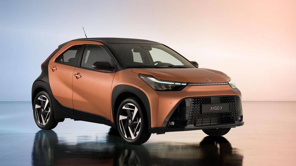 Το Aygo X Hybrid είναι το πρώτο και το μοναδικό υβριδικό αυτοκίνητο της κατηγορίας. Εφοδιάζεται με το υβριδικό σύστημα που συναντάμε και στο Yaris με απόδοση 116 ίππους, είναι δηλαδή κατά 44 ίππους πι