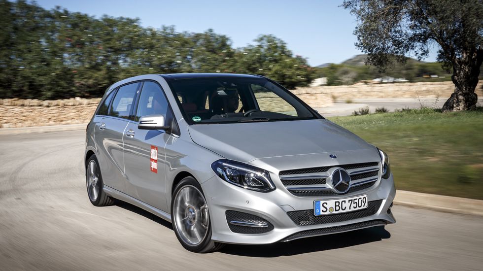 Στην ανανεωμένη Mercedes B-Class, ξεχωρίζει στο εμπρός μέρος της, η νέα γρίλια της μάσκας, οι μεγαλύτερες εισαγωγές αέρα, αλλά και τα φώτα LED, τα οποία ενσωματώνονται μέσα στα φωτιστικά σώματα.